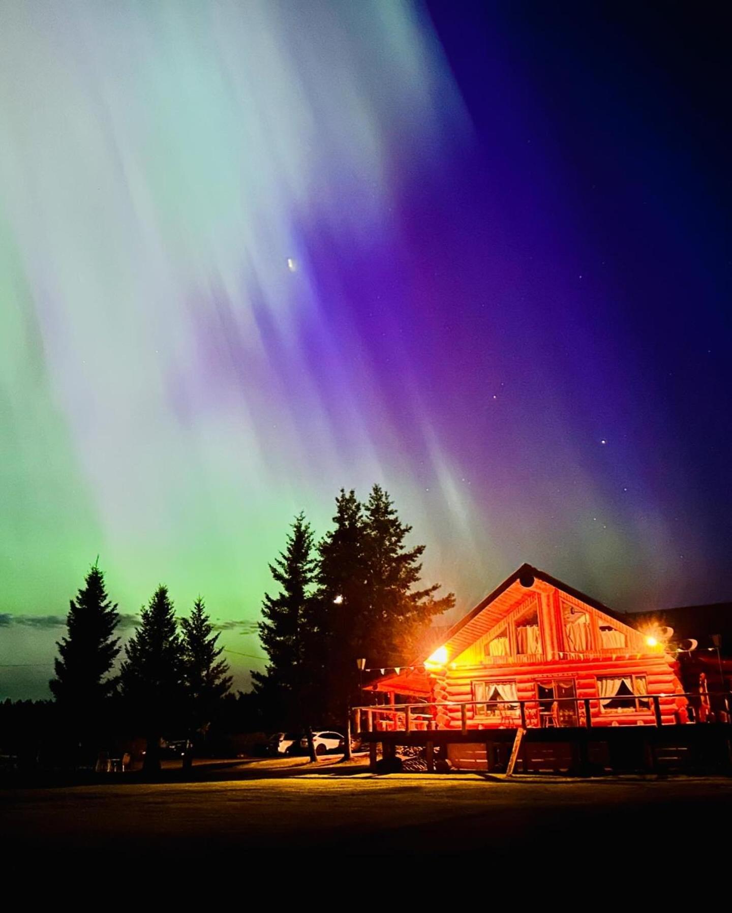 Cariboo Log Guest House Lac La Hache Buitenkant foto
